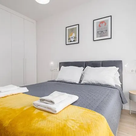 Modern 2 Bedroom Rooftop Pool + Gym Rdr328 מארבלה
